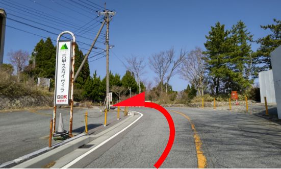 サンライズドライブウェイを３〜４分進み、
下り基調から登り始めたあたりで左手に看板が見えます。