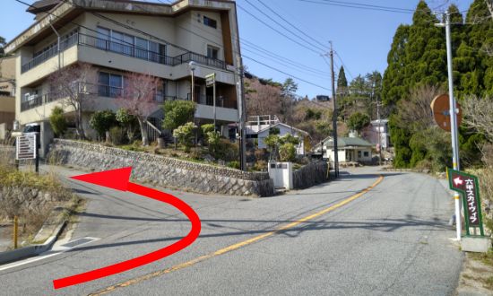 看板のすぐ次の角を左折してください。