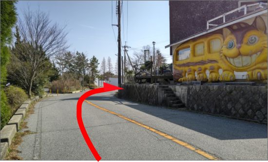 サンライズドライブウェイをくだってゆくと
右手にネコバスが！